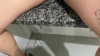 Caiu na net novinha se masturbando no banheiro da escola durante a festa de formatura - câmera escondida