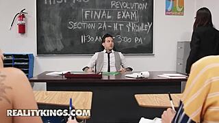 Vina Sky seduces her supervisor for a hot fuck 😏