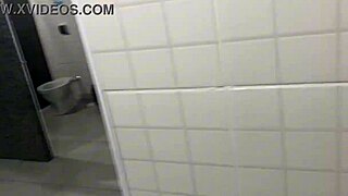 Caiu na net novinha se masturbando no banheiro da escola durante a festa de formatura - câmera escondida