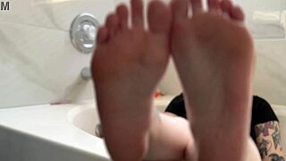 Blonde babe shows off her oiled feet