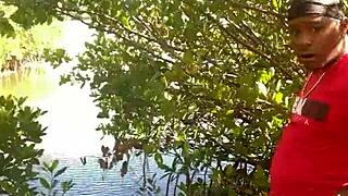 Having a quickie at the beach with deepthroat and cumshot 😍