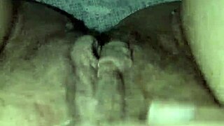 una milf con la fica peloso e aperta