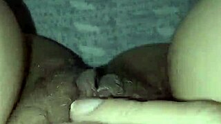 una milf con la fica peloso e aperta