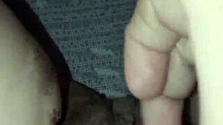 una milf con la fica peloso e aperta