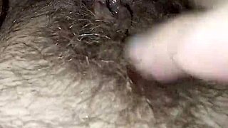 una milf con la fica peloso e aperta