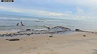 bricadeira acaba em muito sexo numa praia movimentada