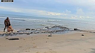 bricadeira acaba em muito sexo numa praia movimentada