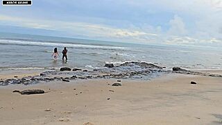 bricadeira acaba em muito sexo numa praia movimentada