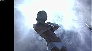 Gal gadot looks stunning in bikini as a goddess