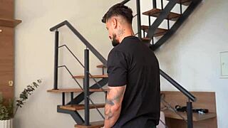 Traindo O Marido Corninho Com O Entregador Squirting