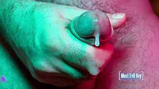 close-up masturbation leads to frontal cumshot 😏