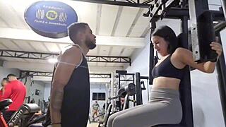 personal da academia oferece ajuda a aluna e vai a sua casa para aula particular