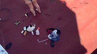 vecinas tomando sol en la terraza parte 4