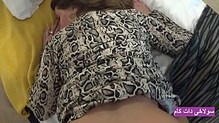 سکس ایرانی با دختر فروشنده پاساژ که یه جنده پولی گرون قیمت از آب درومد