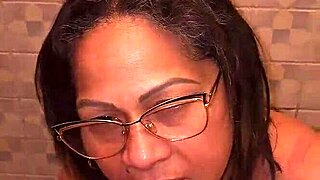 Encuentro las tangas de mi madrastra en el baño y me encuentran con las manos en la paja