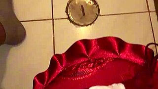 Encuentro las tangas de mi madrastra en el baño y me encuentran con las manos en la paja