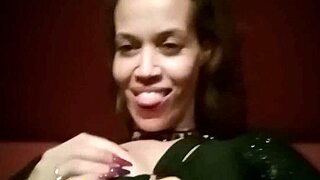 Toquei uma siririca no provador de roupas de uma loja do shopping