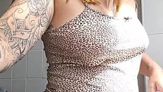 Woman flashes pussy in short