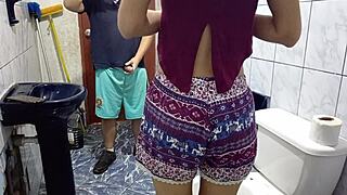 Me Espiaron En El Baño Y Cuando Me Saco La Verga No Me Resistí Y Terminé Follando