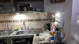 Estefani desnuda preparando deliciosos pancakes