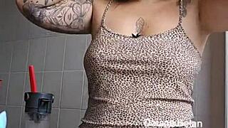 Woman flashes pussy in short