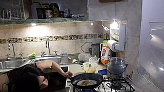 Estefani desnuda preparando deliciosos pancakes