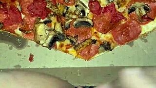 Watch Snoewwhite Masturbate with Pizza and Chocolate!