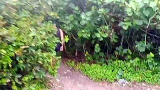 Comendo casal de turista na trilha e gozando na cara