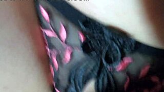 Una Madura Fetichista De L�tex De 50 A�os Se Folla A Su Amante Universitario De 19 A�os