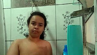 I'm bathing and showing my wet pussy