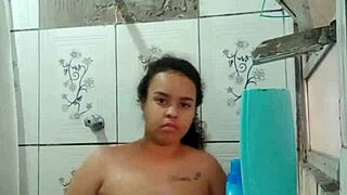 I'm bathing and showing my wet pussy