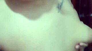 I'm bathing and showing my wet pussy