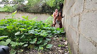 casi nos descubren follo a vecina mexicana al aire libre