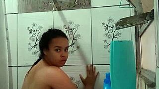 I'm bathing and showing my wet pussy