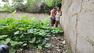 casi nos descubren follo a vecina mexicana al aire libre