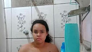 I'm bathing and showing my wet pussy