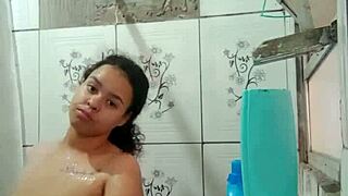 I'm bathing and showing my wet pussy