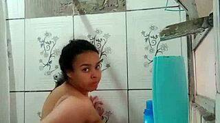 I'm bathing and showing my wet pussy