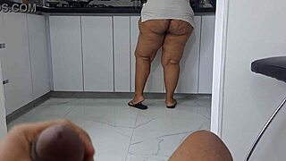me masturbo viendo el gran trasero de mi madrastra en la cosina.