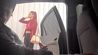 Punheta arriscada na rua para estudante que estava no ponto de ônibus