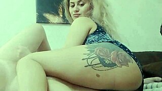 柔チンポが白ネイル手コキでビンビンに💦