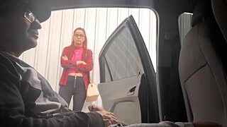 Punheta arriscada na rua para estudante que estava no ponto de ônibus