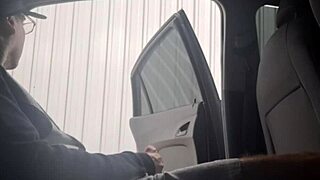 Punheta arriscada na rua para estudante que estava no ponto de ônibus