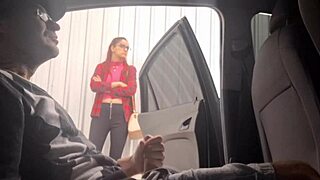 Punheta arriscada na rua para estudante que estava no ponto de ônibus