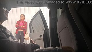 Punheta arriscada na rua para estudante que estava no ponto de ônibus