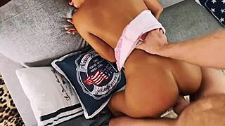 Mamei o gringo até as bolas depois me comeu gostoso no sofá