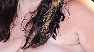 hot milf cums hard 😍