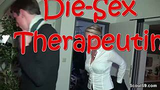Geile deutsche milf hilft paar beim sex mit einem dreier