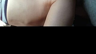 madura empalandose en el cuarto con joven 😏