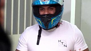 milf peruana pays pizza with her ass getting licked and fucked by delivery guy